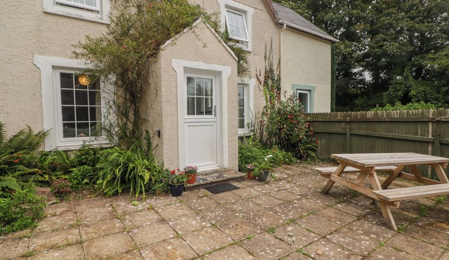 2 CHERITON COTTAGES, pet friendly, with open fire in Pembroke