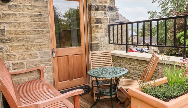 2 CHEWS COTTAGE, family friendly, with a garden in Pateley Bridge