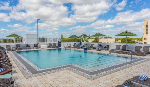 2 Chic Units Near Airport | Outdoor Pool |Free Parking | Free Shuttle | Dining