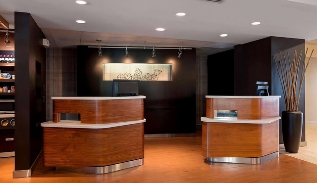 2 Classy Pet Friendly Units, Outdoor Pool, Free Parking, Near Beach!