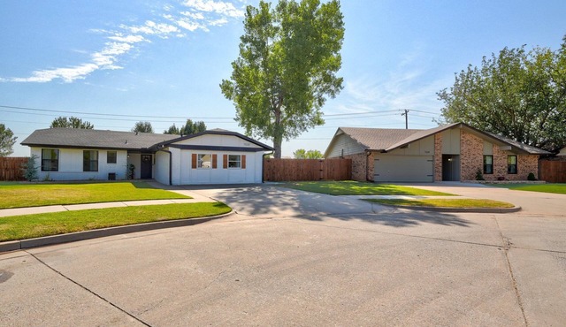 2 Clean and Updated Homes for Large Families in Moore