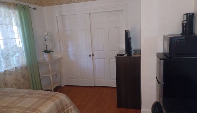 2 clean rooms and bathroom it sleeps 4