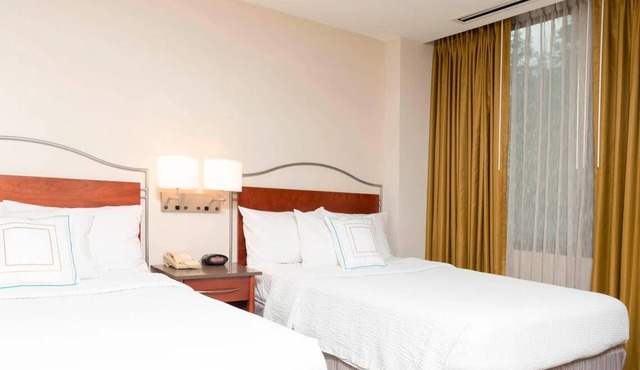 2 Clean Suites Ideal for Groups & Families + Convenient Airport Access Nearby