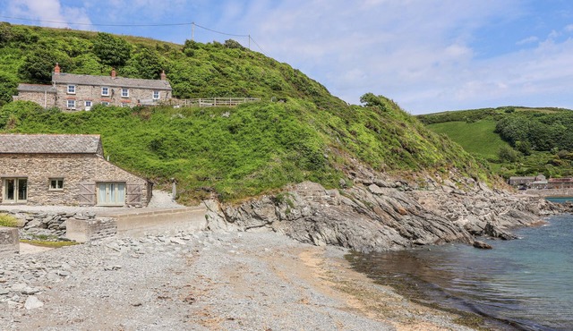 2 CLIFF COTTAGES, pet friendly, with hot tub in Gorran Haven