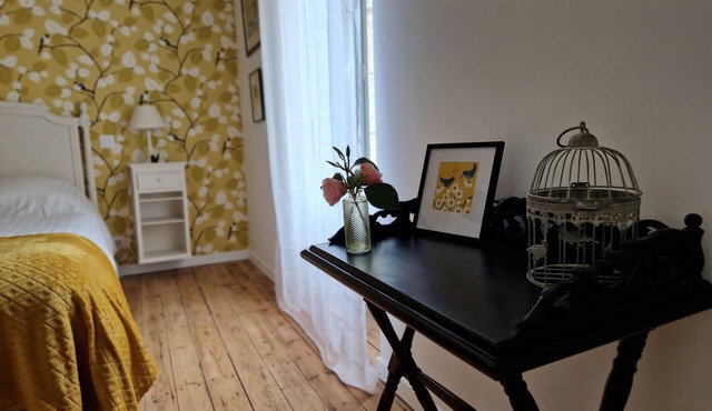 2 comfort suites in Maison d'Hôtes, swimming pool, billiards room. Capacity 8-9 pers.