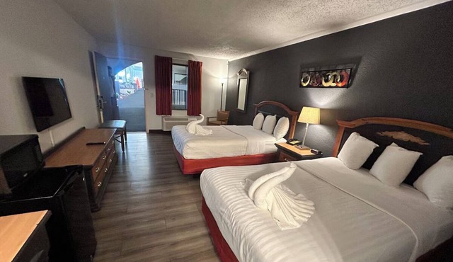 2 Comfortable Mattoon Rooms | Arcade & Parks Nearby | Free Breakfast