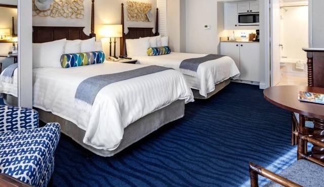 2 Comfortable Rooms By The Beach, Parking, Swimming Pools!