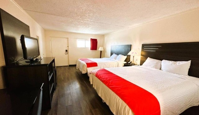 2 Comfortable Rooms Near Parks & Attractions - Outdoor Pool