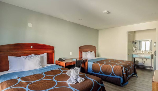 2 Comfortable Rooms with 2 Queen Beds with Historic Route 66 Vibes for Families