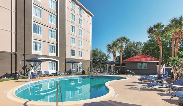 2 Comfortable Suites w/free breakfast – Ideal for Families Visiting Universal