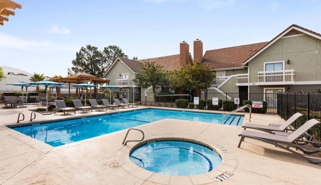2 Comfortable Units – Pool, Kitchenette & Free Breakfast