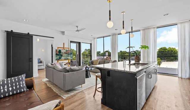 2 Condos-8 Minutes to Broadway-Walkable-5 King