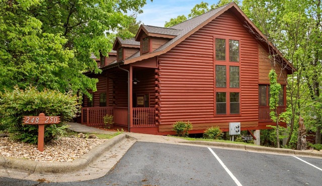 2 connecting Cabins Sleep 12- Close to Shows & Shopping! Golf & Ticket Discounts!