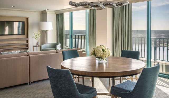 2 Connecting Suites at a 4⭐️ Hotel