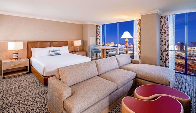 2 Connecting Suites at a 4⭐️ Hotel