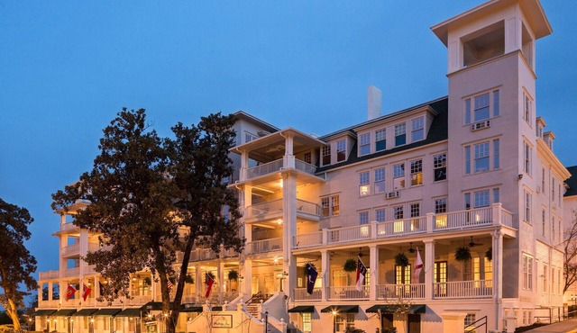 2 Connecting Suites at a 4⭐️ Hotel