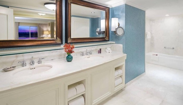 2 Connecting Suites at a 5⭐️ Hotel