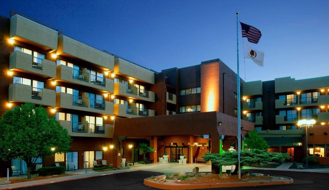 2 Connecting Suites at a 4⭐️ Hotel