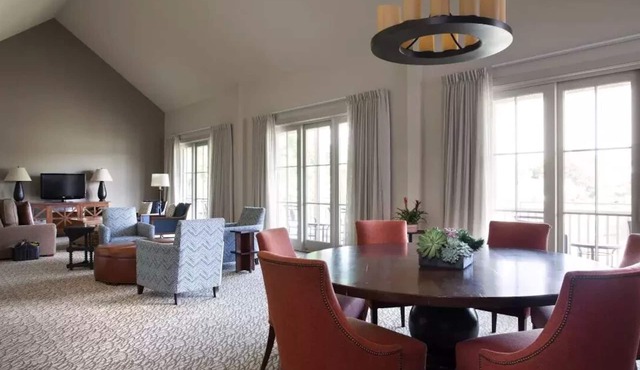 2 Connecting Suites at a 4⭐️ Hotel