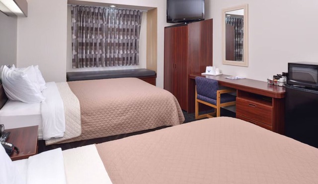 2 Convenient Rooms on East 1st Street and US Highway 71 | Free Breakfast