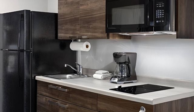 2 Convenient Rooms w/Kitchen & Outdoor Grill Close to Shopping & Coffee Shops