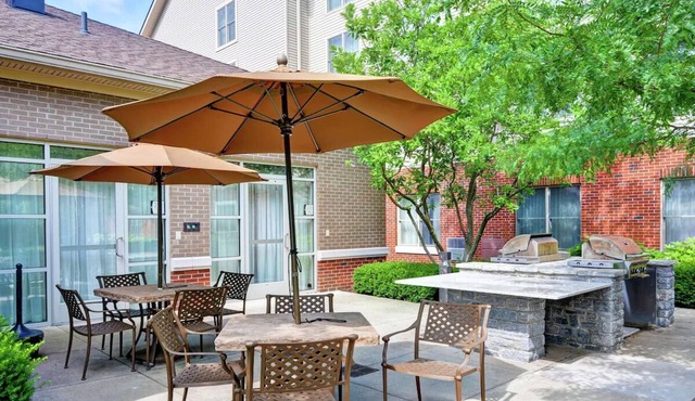 2 Convenient Suites Near Airport | Free Parking | Seasonal Pool | Kitchen