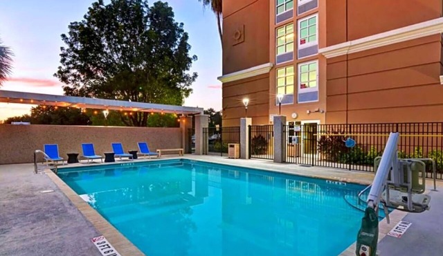 2 Conveniently Located Suites w/Full Kitchen & Comfort Near Entertainment
