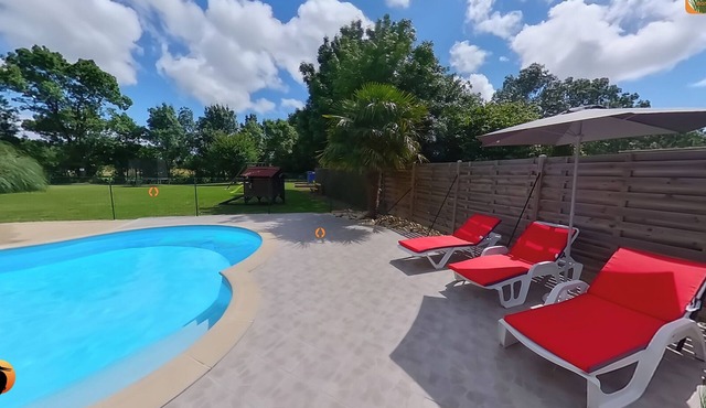 2 cottages for 5 people, for a total of 10 people, in a park with swimming pool