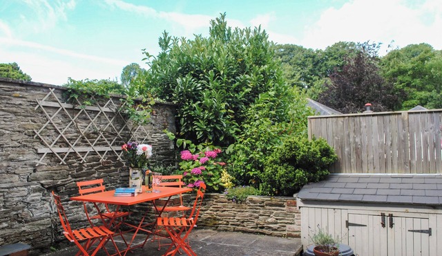 2 COURT COTTAGES, pet friendly, with open fire in Aveton Gifford