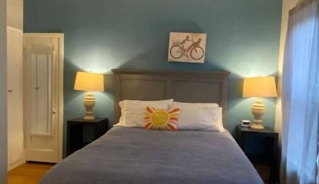 #2 Cozy 1-bdrm suite downtown with parking