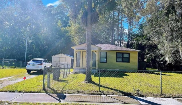 2 Cozy bedroom house W/huge patio!