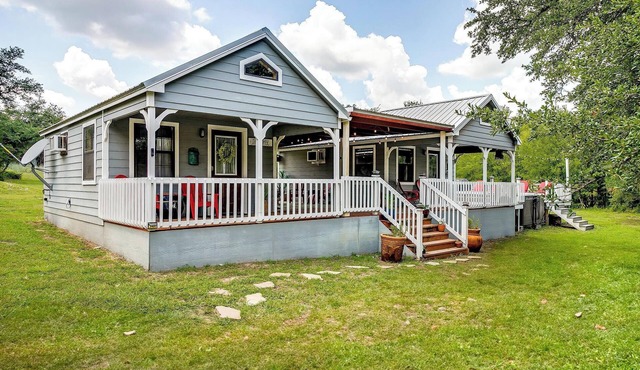 2 Cozy Cabins with Giant Hot Tub, Fire Pits, Fishing, Hiking and more