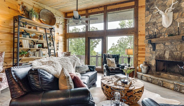 2 Decks, Grill, Hot Tub: Mountain Cabin in Murphy