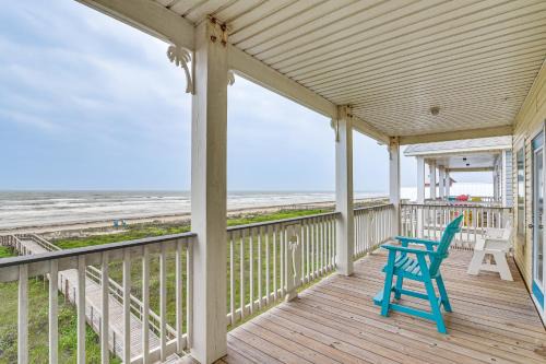 2 Decks, Patio & Views: Beachfront Texas Retreat
