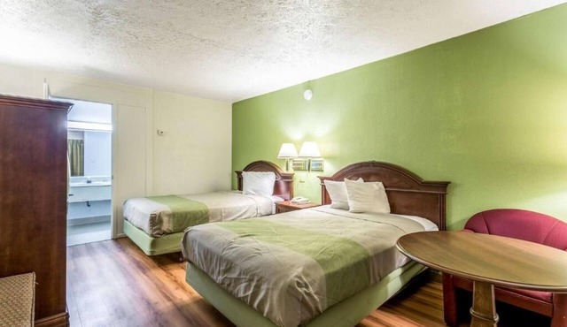 2 Delightful Rooms Near Edgewood Parks w/Breakfast & Free Coffee in Lobby