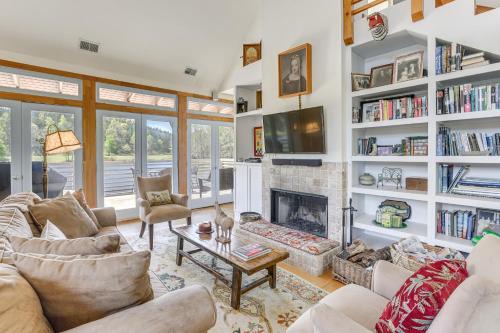 2 Docks and Paddleboard Lakefront Alabama Retreat!