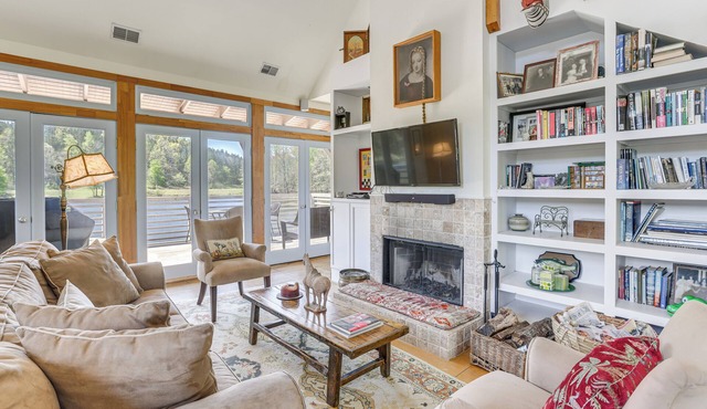 2 Docks + Paddleboard: Lakefront Alabama Retreat!