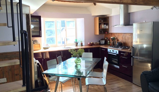 2 double-bedroomed Bijou Apartment with Enchanting Secluded Garden