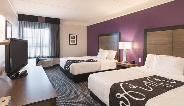 2 Double Beds, La Quinta Inn, Free Breakfast & Pool Relaxation Near Six Flags