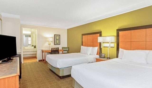 2 Double Beds | La Quinta Orlando Airport West | Ideal for a Budget Stay
