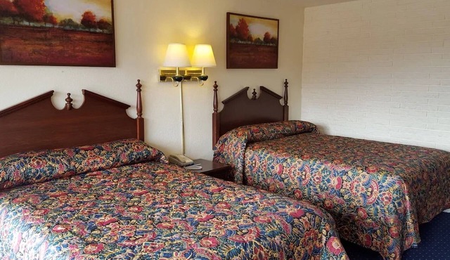 2 Double Beds Non Smoking, Red Carpet Inn, Mini-Fridge, Near Virginia Tech