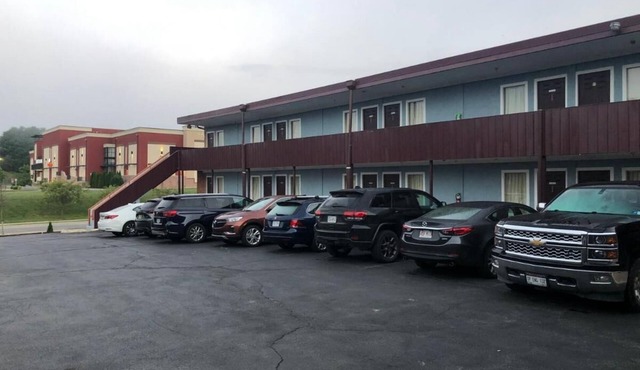 2 Double Beds Non Smoking, Red Carpet Inn, Microwave, Near VT Campus | 2 Units