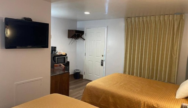 2 Double Beds Room, Scottish Inns, Free Parking, Niagara Falls Family Fun