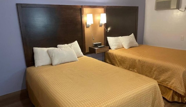 2 Double Beds Stay for Family Fun! Scottish Inns, Parking, Near Niagara Falls