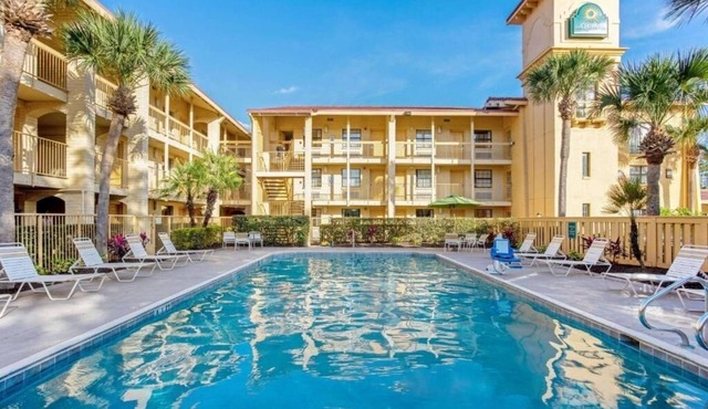 2 Double Deluxe | La Quinta Orlando Airport West | Ideal for Groups | Pool