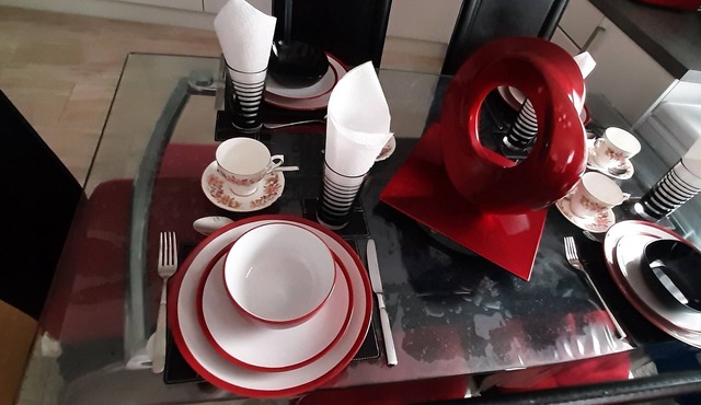 2 Double rooms with 1 ensuite and 1 separate bathrooms plus kitchen and lounge.