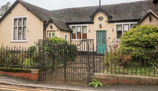 2 DOVE COTTAGE, family friendly, with a garden in Rocester