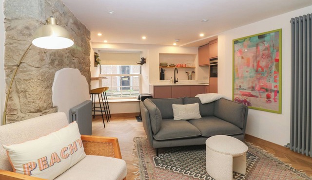 2 EAST PORT, pet friendly, with a garden in Melrose