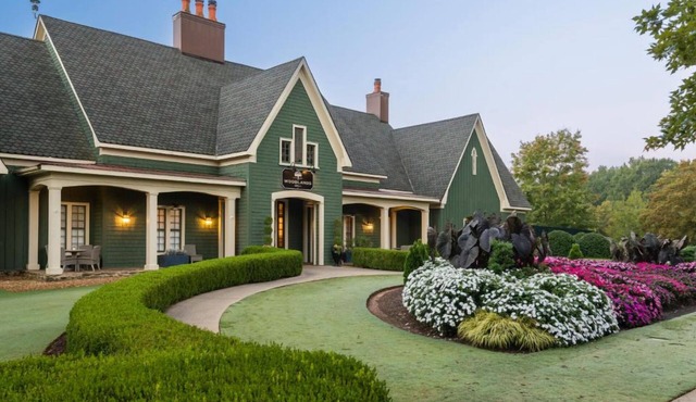 2 Elegant Accommodations in Nature's Embrace! Outdoor Pool, Pets Allowed!