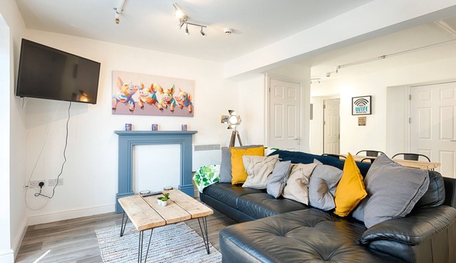 2 Ensuites, Garden, Smart TV's In All Rooms!